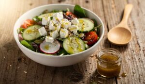 Dieser Frühlingssalat mit Feta senkt laut Studie den Cholesterinspiegel um 12 Prozent