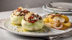 Rezept: Gefüllte Kohlräbchen mit Hackfleisch, Reis und Feta, dazu Rettich-Kartoffelsalat