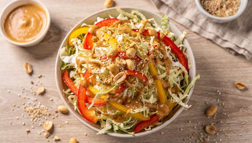 Leckeres Salat-Rezept von den Ernährungs-Docs: Spitzkohlsalat mit Paprika und Erdnussdressing
