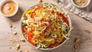Leckeres Salat-Rezept von den Ernährungs-Docs: Spitzkohlsalat mit Paprika und Erdnussdressing