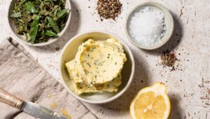 Bärlauch-Butter selber machen, mit diesem Rezept hält sie drei Monate im Gefrierschrank