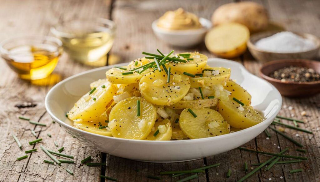Kartoffelsalat zu Ostern, dieses Rezept aus Schwaben schmeckt warm und kalt gleich gut